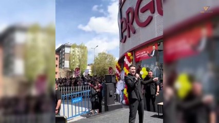 Mustafa Ceceli mağaza açılısında 100 kişiye konser verdi