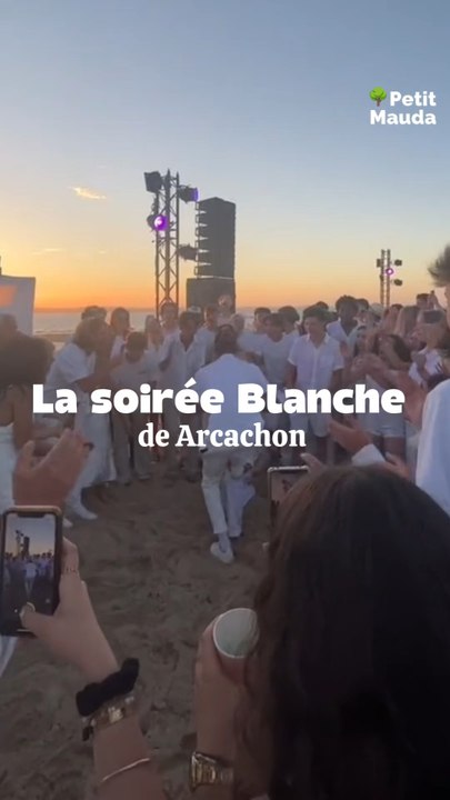 La plus chic des soirées en plein air revient ce vendredi à Arcachon ! 🤍✨Prêt(e) à vivre une nuit magique au bord de l’eau ?©️ Crédit : images : @anais.pln33  et Petit Mauda