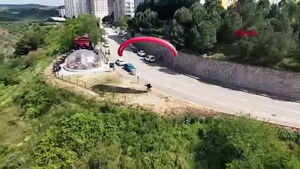 Arkadaşlarıyla kafede çay içip, evine paraşütle gitti!