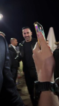 Vidéo - Adil Rami et sa compagne Léna Guillou sur la croisette lors du 78ème Festival International du Film de Cannes, France, le 19 mai 2025. Assia Mokhbi/Bestimage