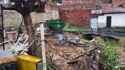 Cratera se abre em rua do Jacintinho