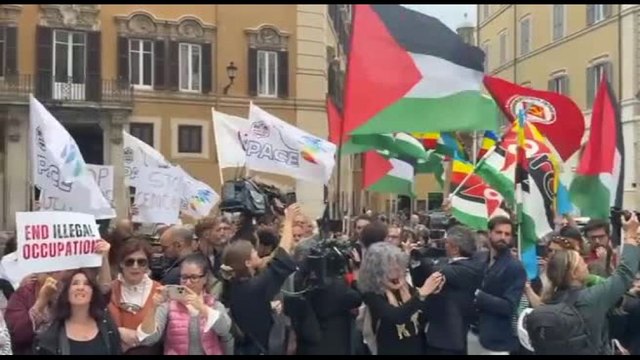 Gaza, protesta pro-Pal davanti alla Camera: cartelli Stop genocidio