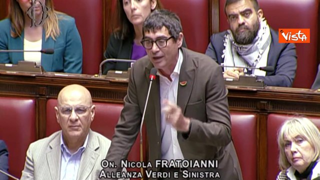 I deputati di Avs mostrano le bandiere della Palestina in Aula, Rampelli toglie parola a Fratoianni