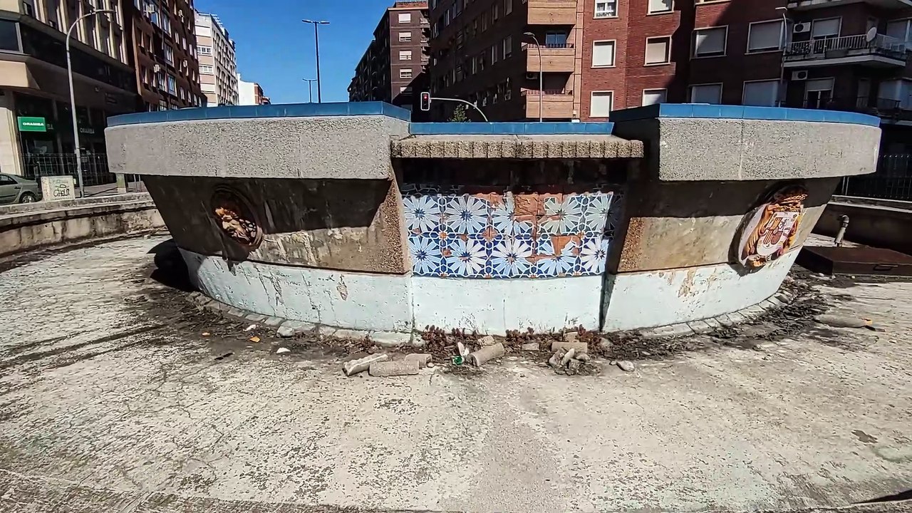 Comienza la rehabilitación de la fuente de la plaza de España