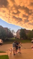 Las nubes mamuts aparecen tras un tornado y parecen de otro mundo
