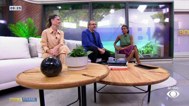 Tubarões aparecem próximo à praia da Barra da Tijuca, no Rio