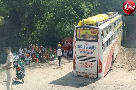 ब्रेकफेल होने से हादसा : यात्रियों से भरी बस चट्टान से टकराई, मची चीख-पुकार, बस में सवार थे 50 से अधिक लोग