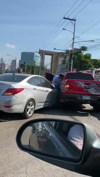 Choque vehicular en el bulevar Resistencia Popular en el carril que conduce a Emisoras Unidas