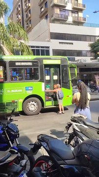 Idosa precisa correr ao lado de ônibus e implorar para embarcar no Rio