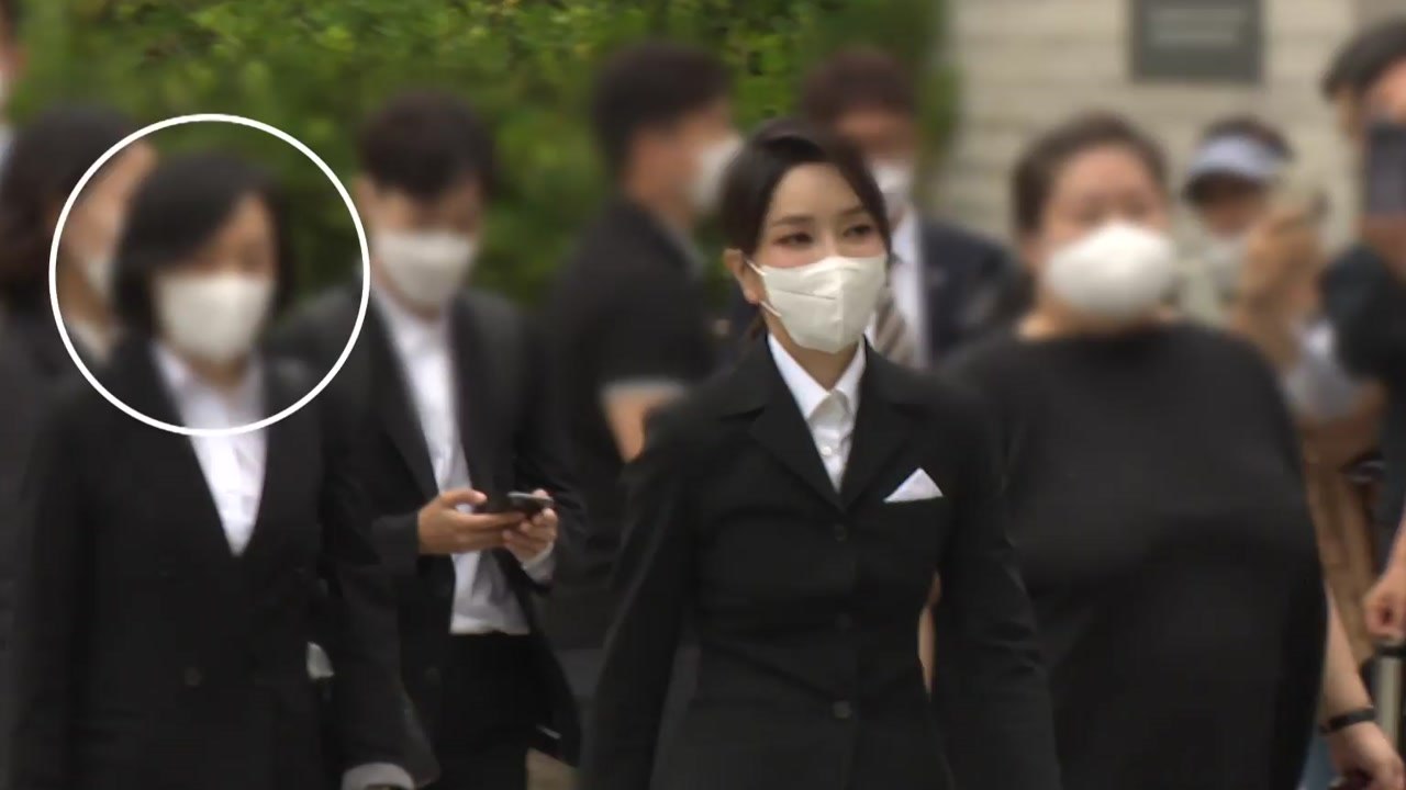 검찰, 김건희 여사 최측근 비서에 '샤넬백' 2개 전달 증거 입수 / YTN