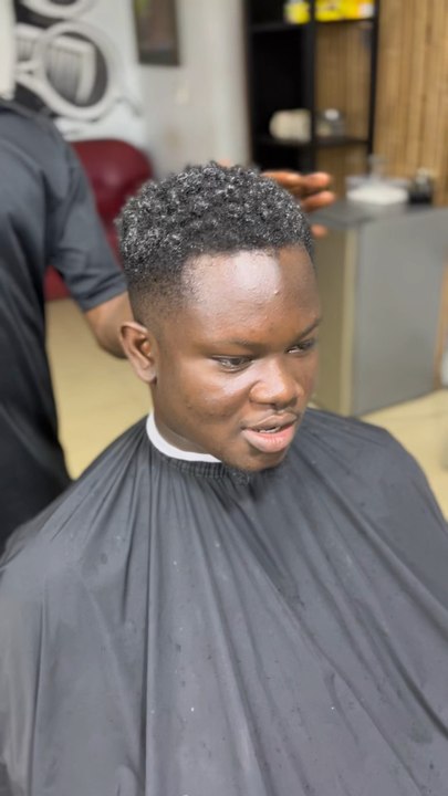 Coucou ! 👋🏾Bienvenue à Barbershop La’Klinik, votre espace de style et de bien-être à Lomé ! ✂️💈Coiffure moderne ou classique, soins de barbe, manucure, pédicure, massages crâniens…Avec une équipe pro.📍On est à Djidjolé – Lomé📞 +228 90 62 22 21