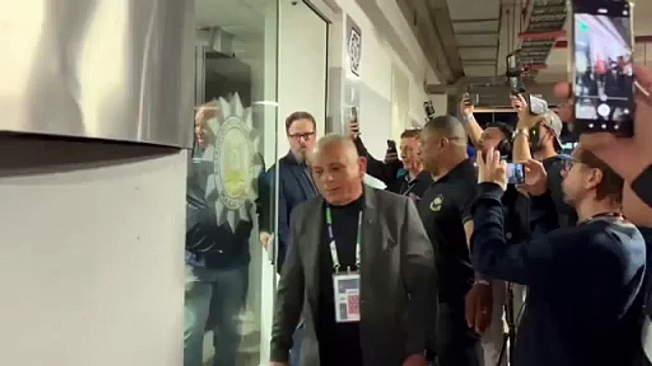 Pavón siendo escoltado
