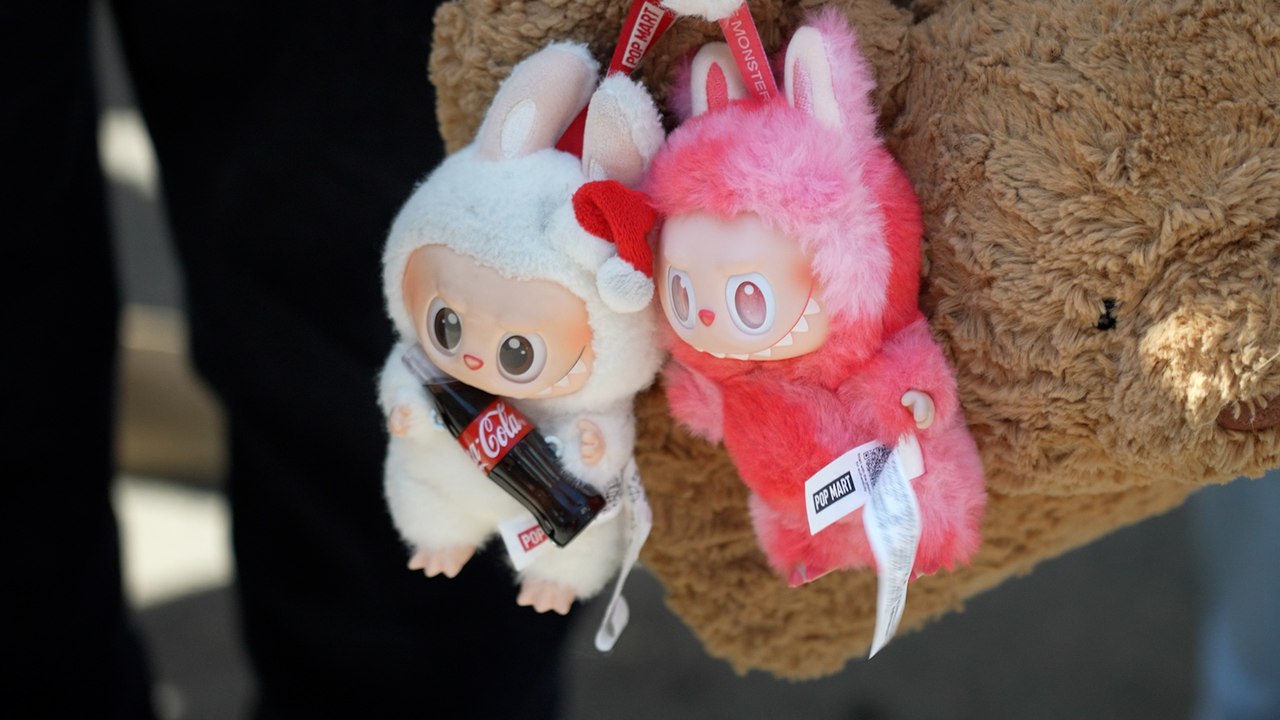 Folie Labubu à Paris : des heures de queue pour la petite peluche