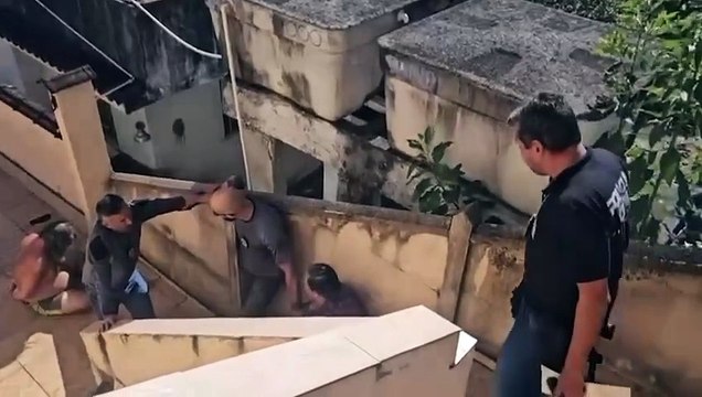 Vídeo mostra prisão de irmãos que mantinham pai morto dentro de casa