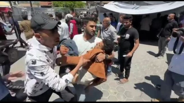 Almeno 80 civili uccisi in raid su Gaza, missile su Deir el-Balah