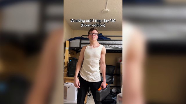 Joven de 19 años que cambia extrañamente su cuerpo al entrenar nada más que la mitad de sus músculos
