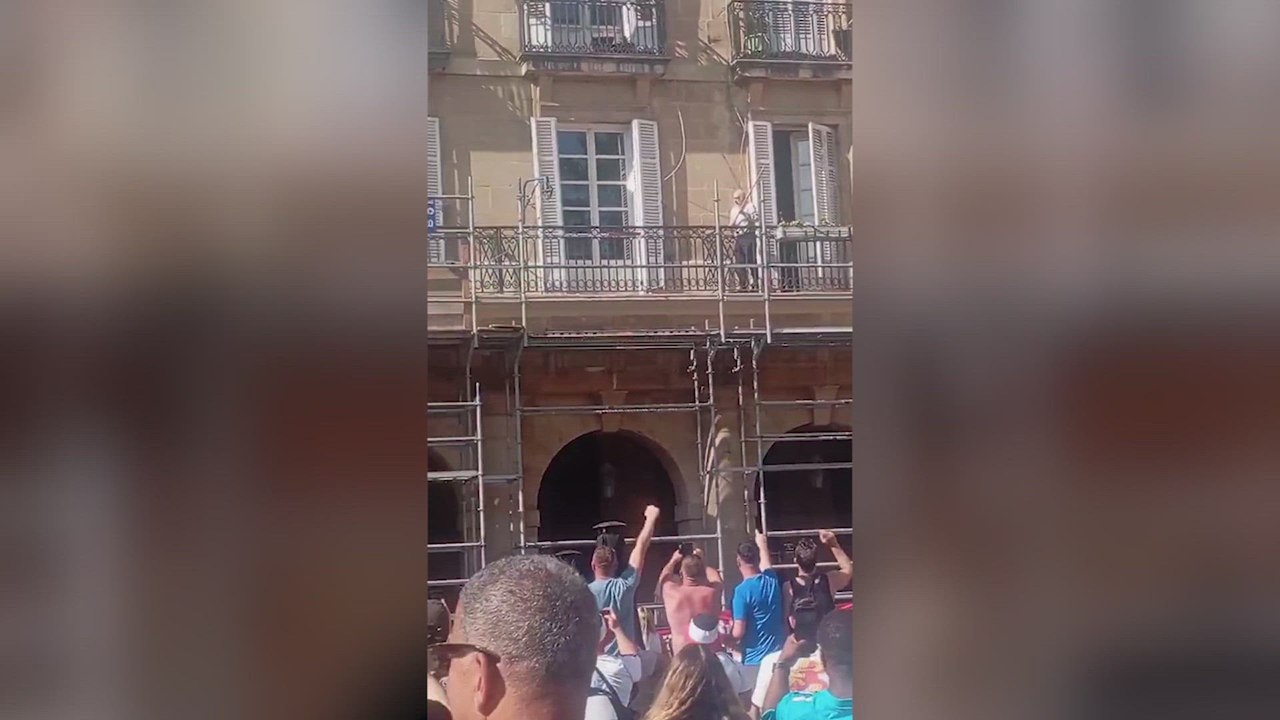 Un anciano trata de evitar que los hinchas ingleses trepen a su casa