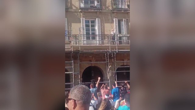 Un anciano trata de evitar que los hinchas ingleses trepen a su casa