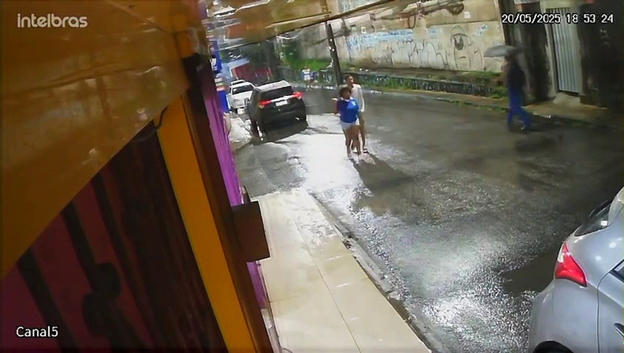 Clientes e funcionários de lanchonete são assaltados por dois homens em uma moto; assista