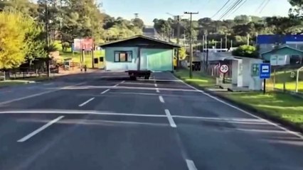Casa de madeira é transportada inteira em cima de caminhão no PR