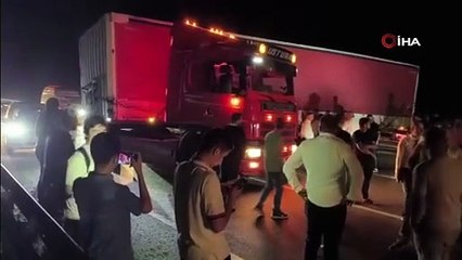 Tır sürücüsü direksiyon başında rahatsızlandı, yol trafiğe kapandı
