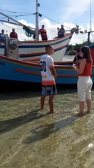 Barco Encalhado no Canal da Barra da Lagoa: Pescadores Enfrentam Dificuldades de Navegação 🚤