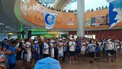 Torcida do CSA faz a festa em aeroporto para receber o time após classificação sobre o Grêmio