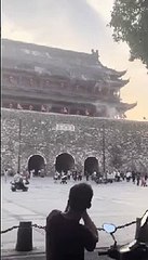 Torre chinesa desaba um ano após reforma milionária; veja o vídeo