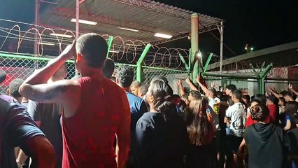 Dezenas de alagoanos esperam Neymar em aeroporto antes de decisão com CRB