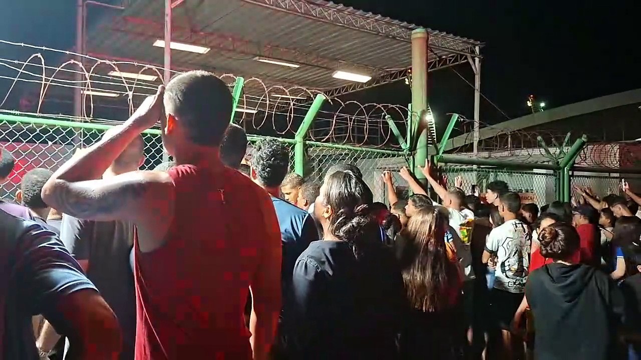 Dezenas de alagoanos esperam Neymar em aeroporto antes de decisão com CRB