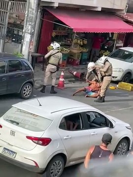 VÍDEO: Suspeito de tráfico é preso com drogas após confronto com a PM em Pirajá