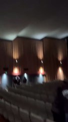 Destino final: fue al cine a ver la famosa película y se le cayó una parte del techo encima