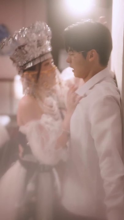 Holy Maiden Accidentally Enters Cold CEO’s Room—Unexpectedly Pregnant with Genius Baby!