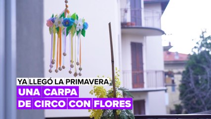 Ya llegó la primavera: una carpa de circo con flores para colgar en tu habitación