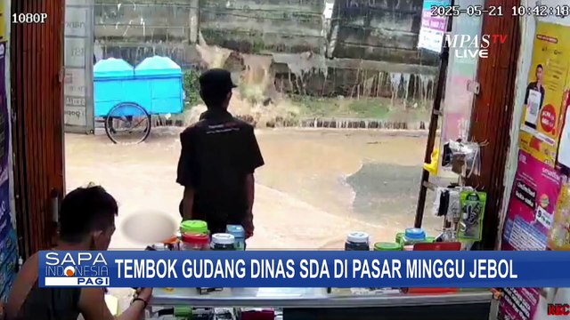 Ngeri! Detik-Detik Tembok Pembatas Gudang Suku Dinas SDA di Pasar Minggu Jebol