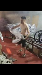 Su habilidad para envolver ruedas no deja indiferente a nadie: "Empleado del mes"