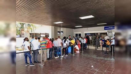 Haitianos acuden a Migración para renovar sus permisos de estadía