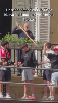 La tensión entre un hombre y unos aficionados ingleses en Bilbao para defender su balcón