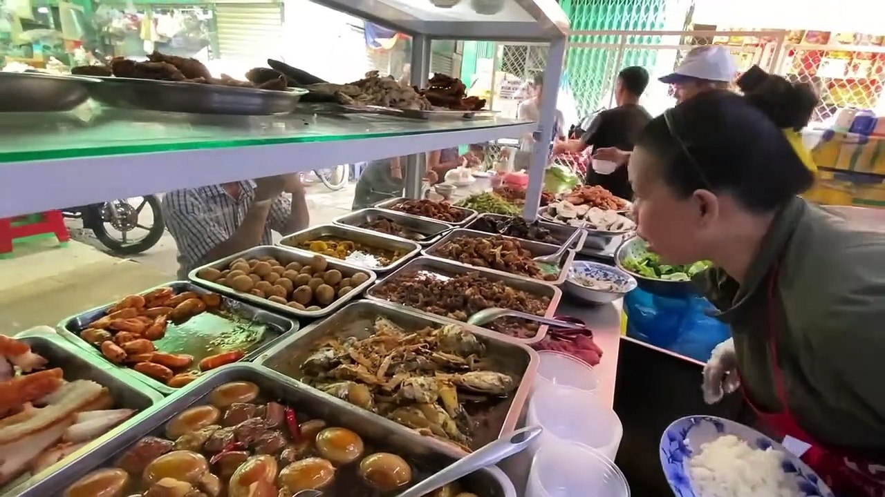 Rice bowl restaurant in Ho Chi Minh City's old market - Vietnamese street food (Quán cơm tô ở chợ cổ TP.HCM - Món ăn đường phố Việt Nam )