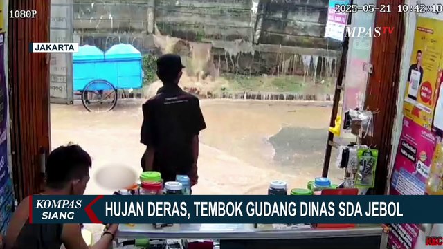 Diguyur Hujan Deras, Tembok Pembatas Gudang Suku Dinas SDA Jebol