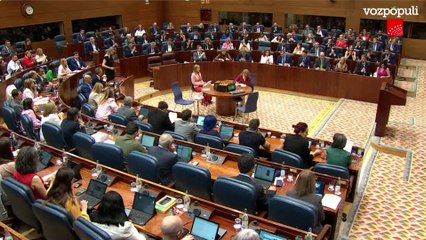 Ayuso sonroja al PSOE