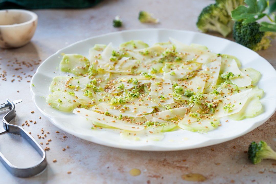 El truco para aprovechar el tallo del brócoli: carpaccio de brócoli
