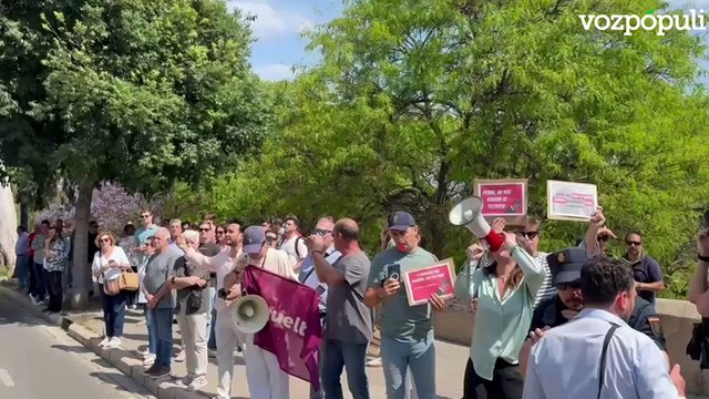 Sánchez, recibido con abucheos y un megáfono en Valencia