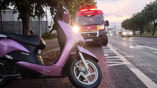 Mulher fica ferida após queda de moto na Avenida Tancredo Neves, em Cascavel