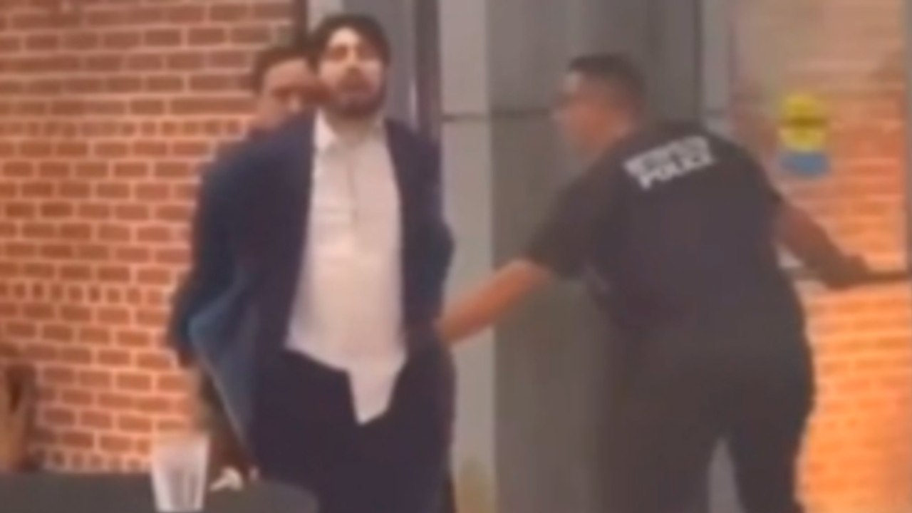 El momento en el que detienen al sospechoso de asesinar a dos trabajadores de la Embajada de Israel