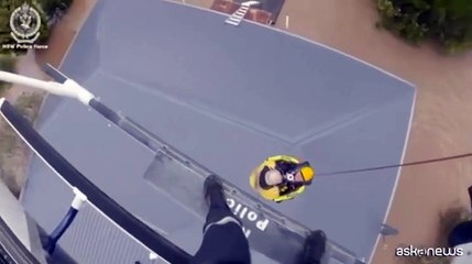 Soccorso delle persone bloccate sui tetti dall'alluvione in Australia