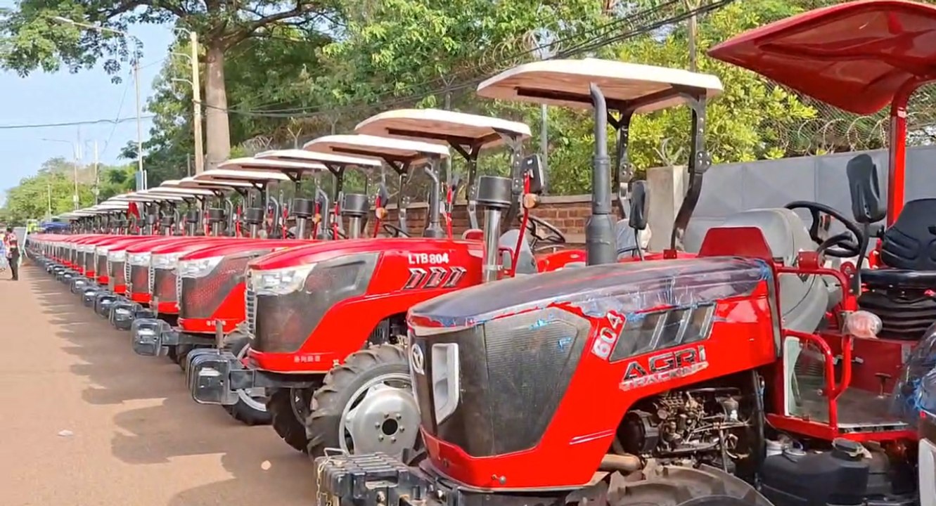 Le Capitaine Ibrahim Traoré remet un important lot d'équipements agricoles aux producteurs à Bobo-Dioulasso