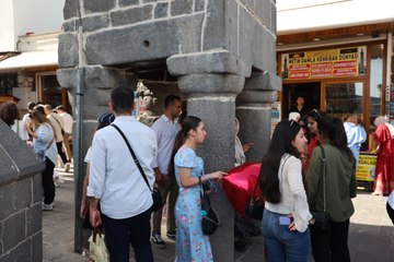 Her ayak bir mezhebi temsil ediyor: 7 kere dönüp dilek tutuyorlar