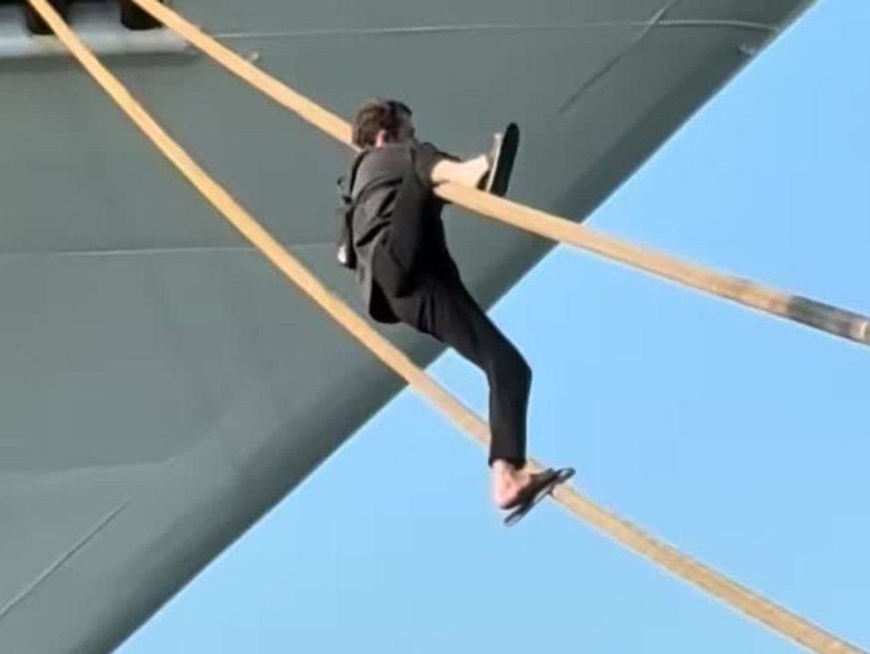 Wie am seidenen faden: waghalsige aktion an kreuzfahrtschiff