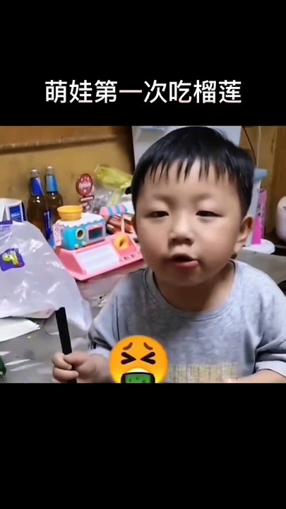 Cute baby eats durian for the first time, is it delicious? Popular Funny videos Watch and laugh Cute baby's funny daily life Cute baby's daily funny video